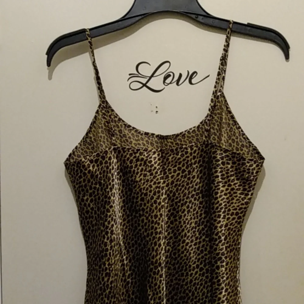 Ladies Medium loose fitting Tiger Print  Nightdress. NWOT